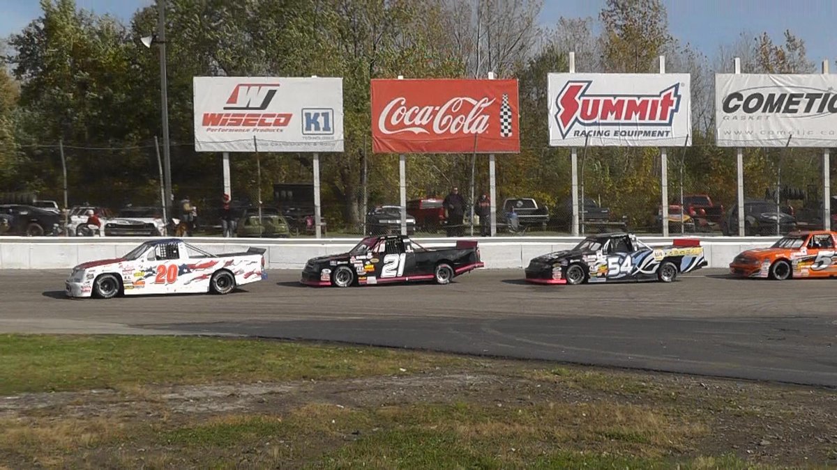 StockCarFacts's tweet photo. #SCFFF #20 Brian Brewer #21 @Brandon_Huff #54 @99Mansfield &amp; Danny Jackson 10/19/14 @LakeCtySpwy @ARCATruckRacing http://t.co/znw5pfWMhk