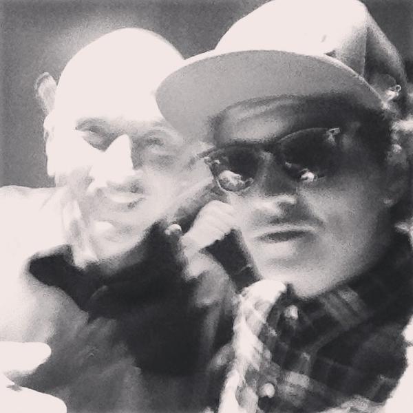 miss_lady_diva's tweet photo. Dios mío qué emoción tengo!!!
Sooooo you chillin' with Latin music producers Bruno?! #2SwiftProductions http://t.co/bzNmTQz860