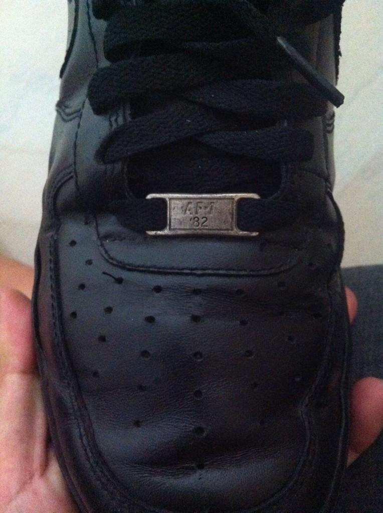 Secondkribo's tweet photo. Ada yg minat gk kolpri mimin nike air force one fullblack http://t.co/AuwZqjV8TT