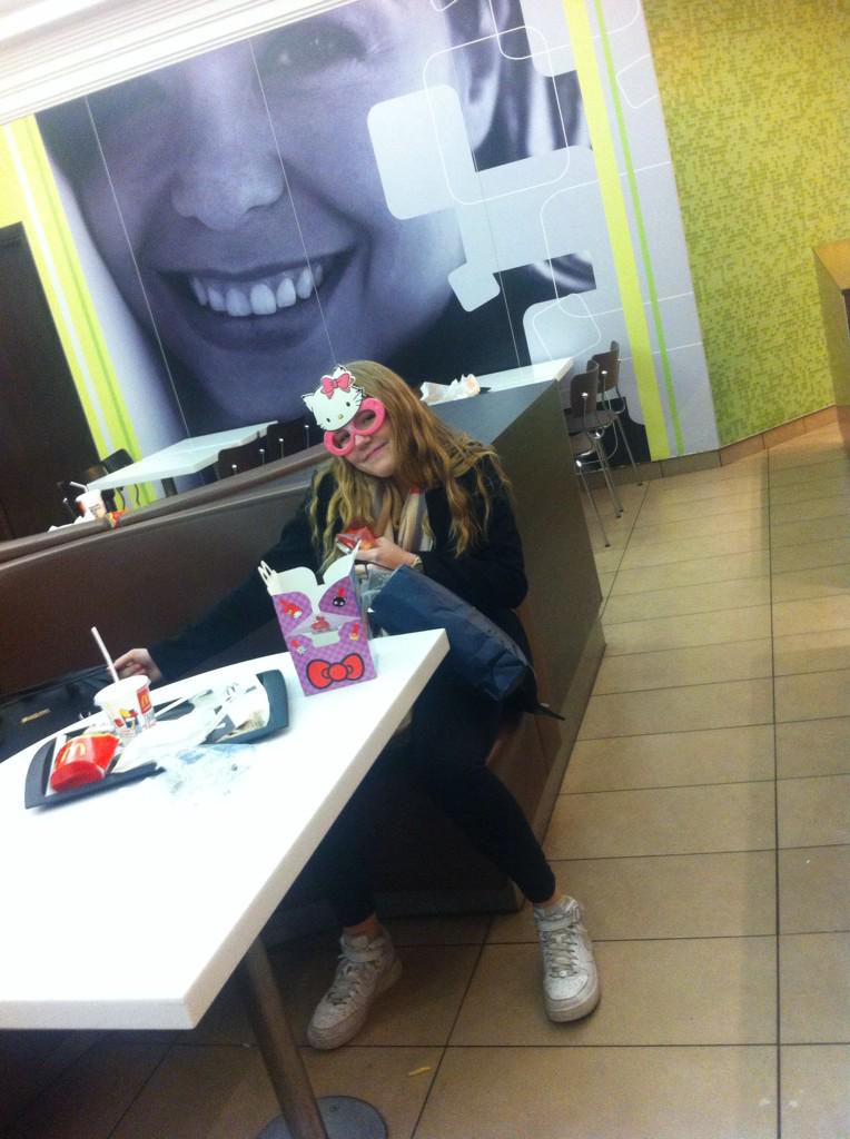 moaschonberg's tweet photo. Åt lunch med sessan<3 #pluttis #prinsessa #donken #love http://t.co/IqVgaFZUQy