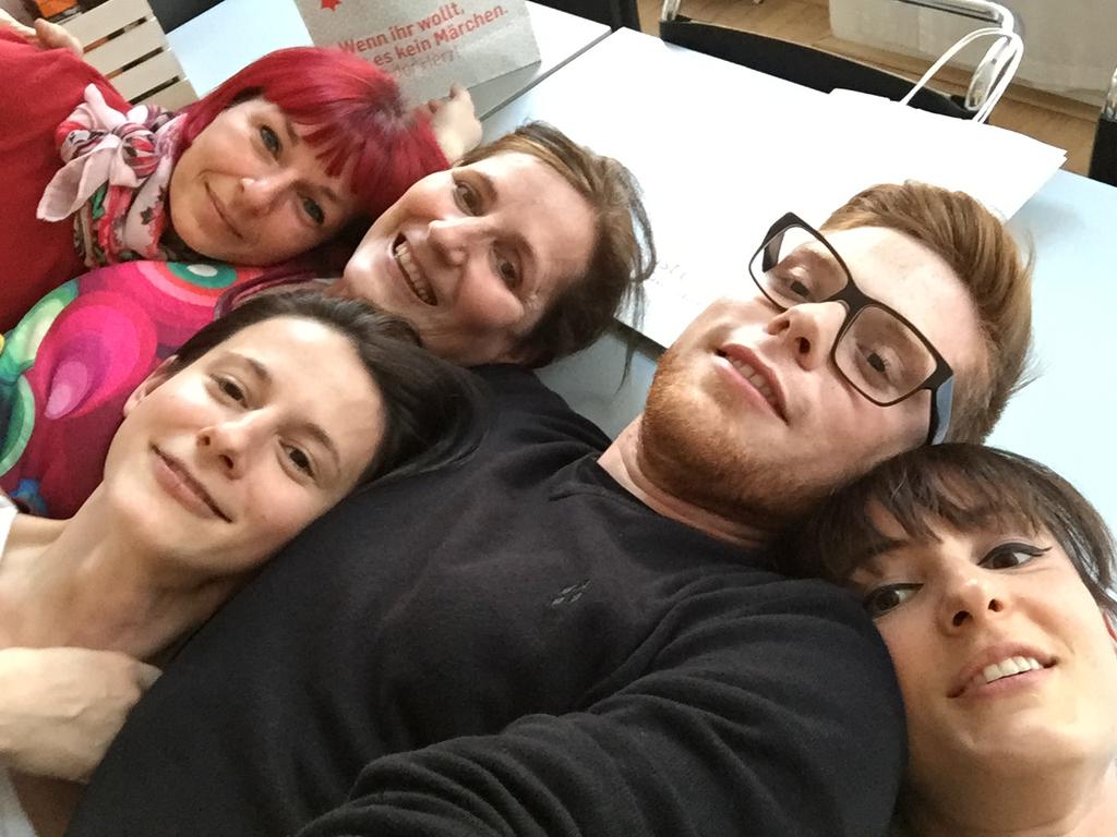 Lisch_ka's tweet photo. #Abschiedsselfie #gonnamissu @betonhaar cc @viennesegirl http://t.co/vG94UNy2oO
