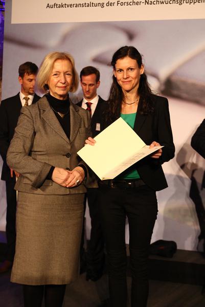 ScAl_KL's tweet image. Bundesforschungsministerin Johanna Wanka (l.) und Gabriele Bleser (r.)
#sozioinformatik @DFKI @TU_KL 
Foto A. Lemke