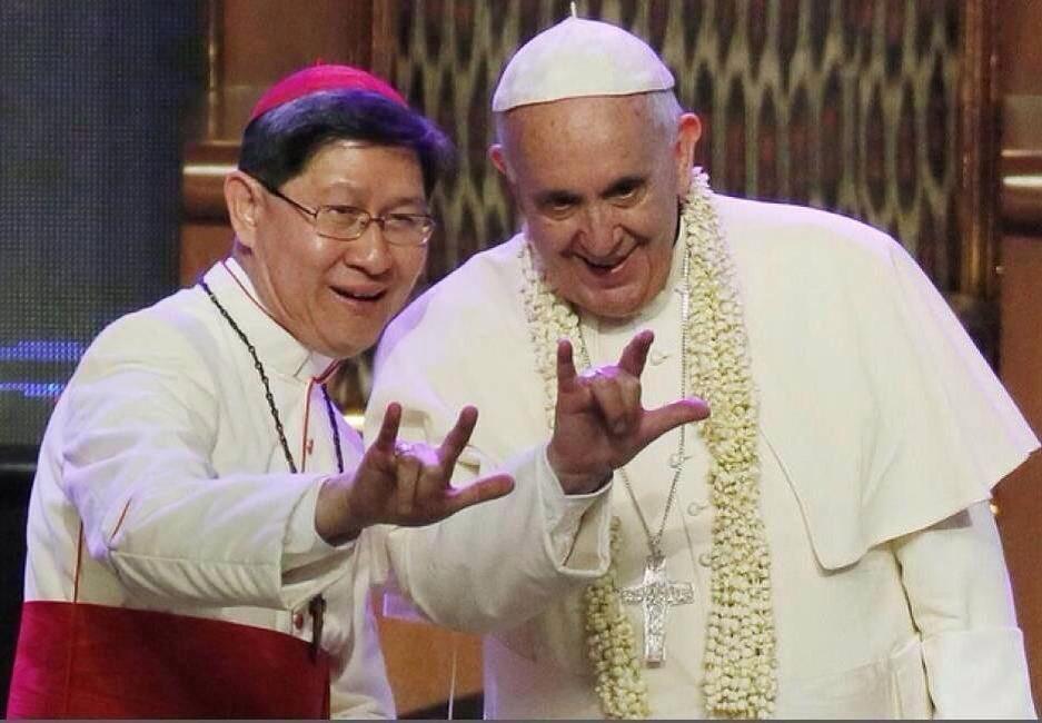 Viaggio in Asia: Papa Francesco nelle Filippine fa le corna