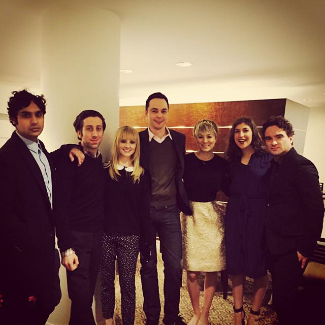 KaleyCuocoBra's tweet photo. "8 temporadas e eu continuo obcecada com esse elenco como se fosse o primeiro dia. Amo vocês caretas" - Kaley Cuoco http://t.co/wpop0XueGR