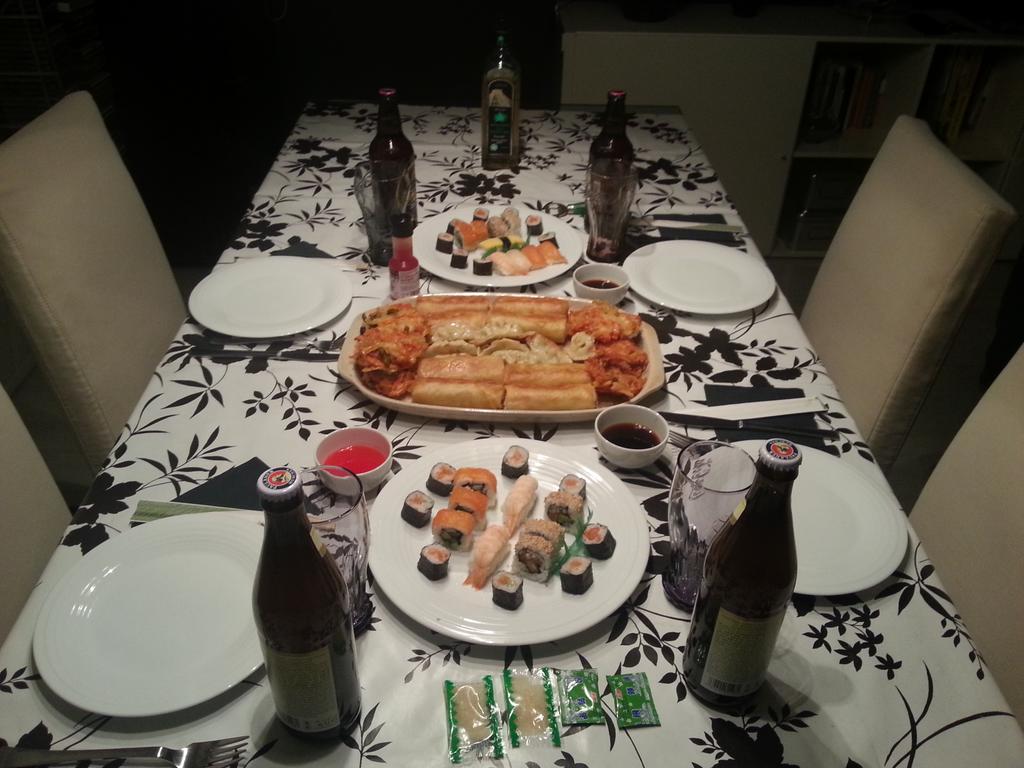 DavidDM10's tweet photo. @adriignz @BorjaGR10 @GONdequieras cenita japonesa #SUSHITIME http://t.co/BQoW0RczN0