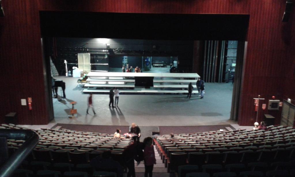 maricarmen_momi's tweet photo. Luces, cámara y acción. Todo preparado para mañana la presentación #FallaCid-Trinitat #150Aniversari #falles2015 http://t.co/6LVLOtJHi2