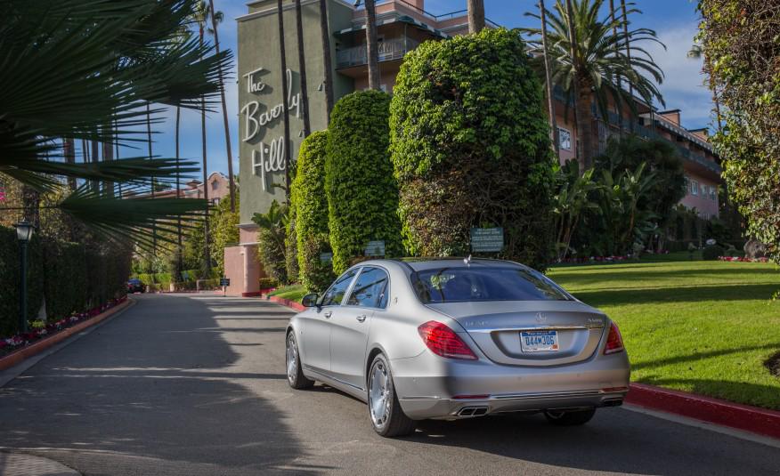 CARandDRIVER's tweet photo. #oligarchproblems: Scraping peons off shoes before driving @MBUSA #Maybach S600—our review: http://t.co/OF1Px6Kx6W http://t.co/nH1pkeH8H3