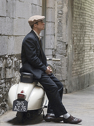vespapr's tweet photo. Brad pitt dan Vespa http://t.co/LImYJ1xcgG