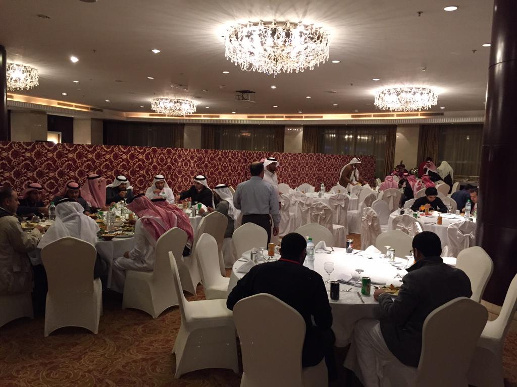 InternshipC's tweet photo. العشاء بعد يوم طويل ورائع .. انتهت الدورة وانتهت روعتها #internshipCourse2015 http://t.co/a1sENdrEIg