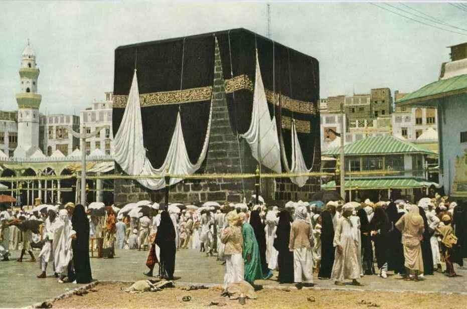 Samah_Samir17's tweet photo. اللكعبة في عام ١٩٥٣م ، وعليها كسوه هدية من مصر http://t.co/ZjAJkG98xD