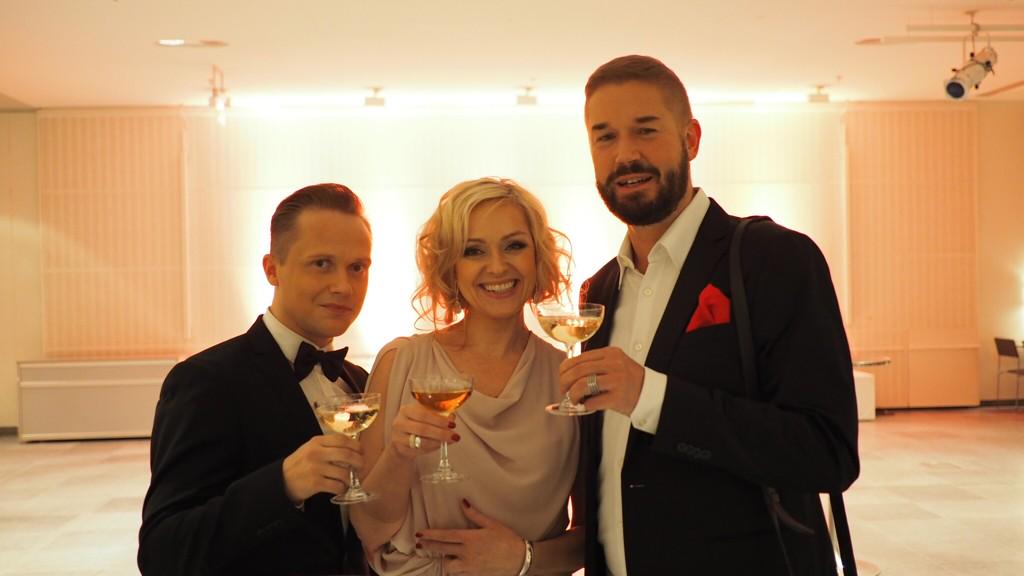 Tuttuja kasvoja Kansallisoopperatalolla ;) Anu on häikäisevä! <a href="/MarkoKeranen/">Marko Keränen</a> @MarcoBjur #KultainenVenla #ttk