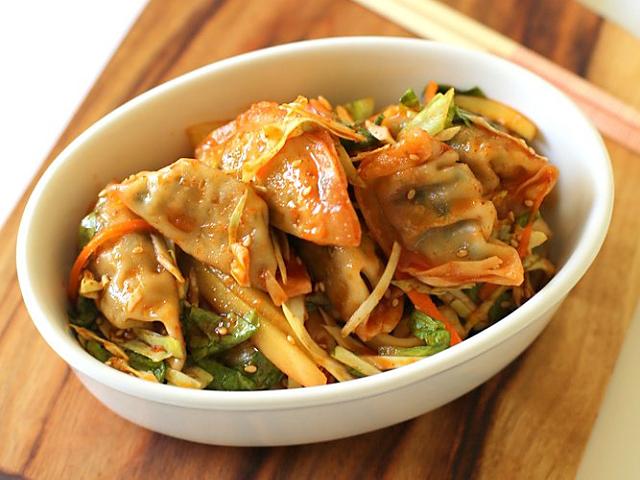 KoreanFoodies's tweet photo. This bibim mandu recipe transforms plain instant dumplings into something special in 15 min. http://t.co/rJK4sE4FAd http://t.co/l5DhFrWLe3