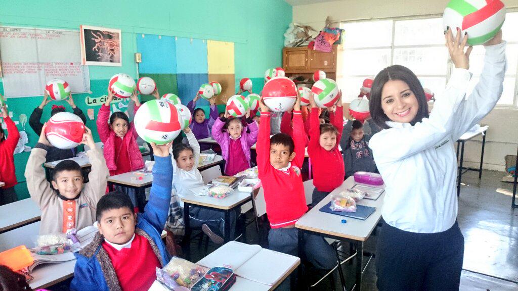 Francelia1984's tweet photo. Entrega de balones y aguinaldos a la Esc. José S Gallegos.Gracias! @DIF_Durango por esta labor @COBAEDoficial http://t.co/juIjtSigOm