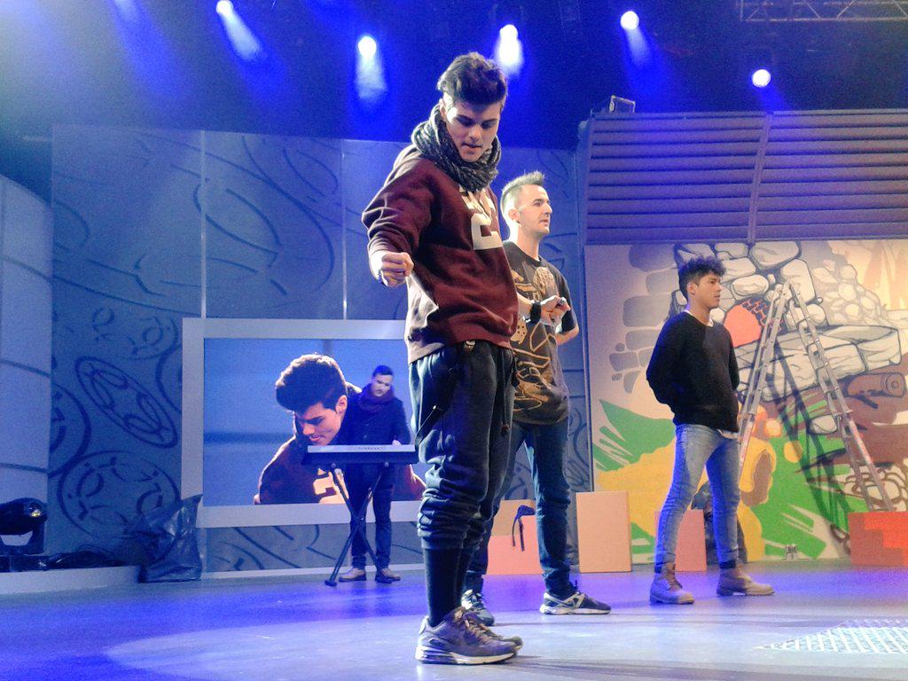 lv_abrahamer's tweet photo. “@luartvg: Imaxes #ensaios #luar975 @AbrahamMateoMus #AMvolveaLuar #EusonGayoser @AbrahamMateoESP http://t.co/Kuq5tHTlmD”