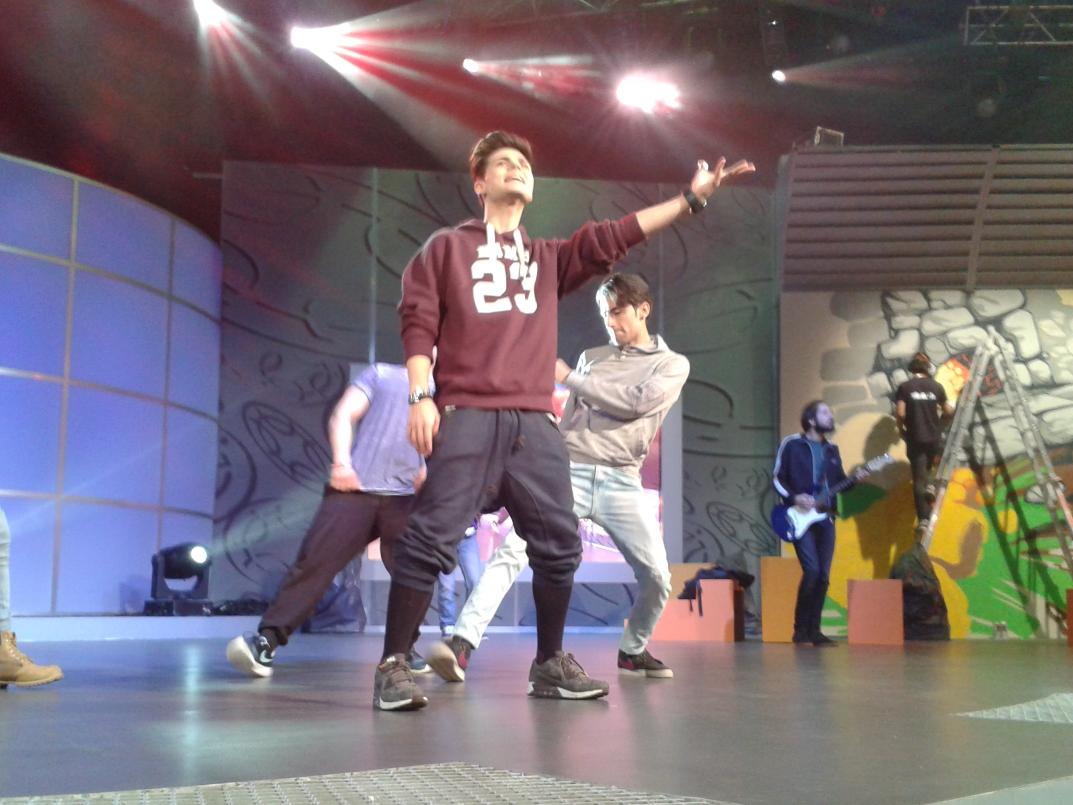 lv_abrahamer's tweet photo. “@luartvg: Imaxes #ensaios #luar975 @AbrahamMateoMus #AMvolveaLuar #EusonGayoser @AbrahamMateoESP http://t.co/Kuq5tHTlmD”