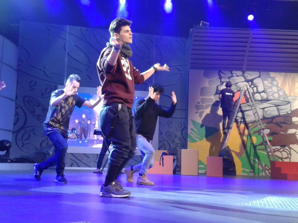 lv_abrahamer's tweet photo. “@luartvg: Imaxes #ensaios #luar975 @AbrahamMateoMus #AMvolveaLuar #EusonGayoser @AbrahamMateoESP http://t.co/Kuq5tHTlmD”