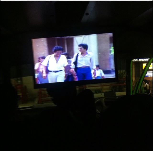 Dalam perjalanan rockhearttour menuju Banjarnegara istirahat yg cukup buat besok, puter warkop buat  perjalanan...