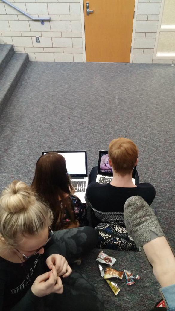 ShammySay's tweet photo. Watching the office/writing a paper. #Finalsweek http://t.co/MEvdzh7ybk