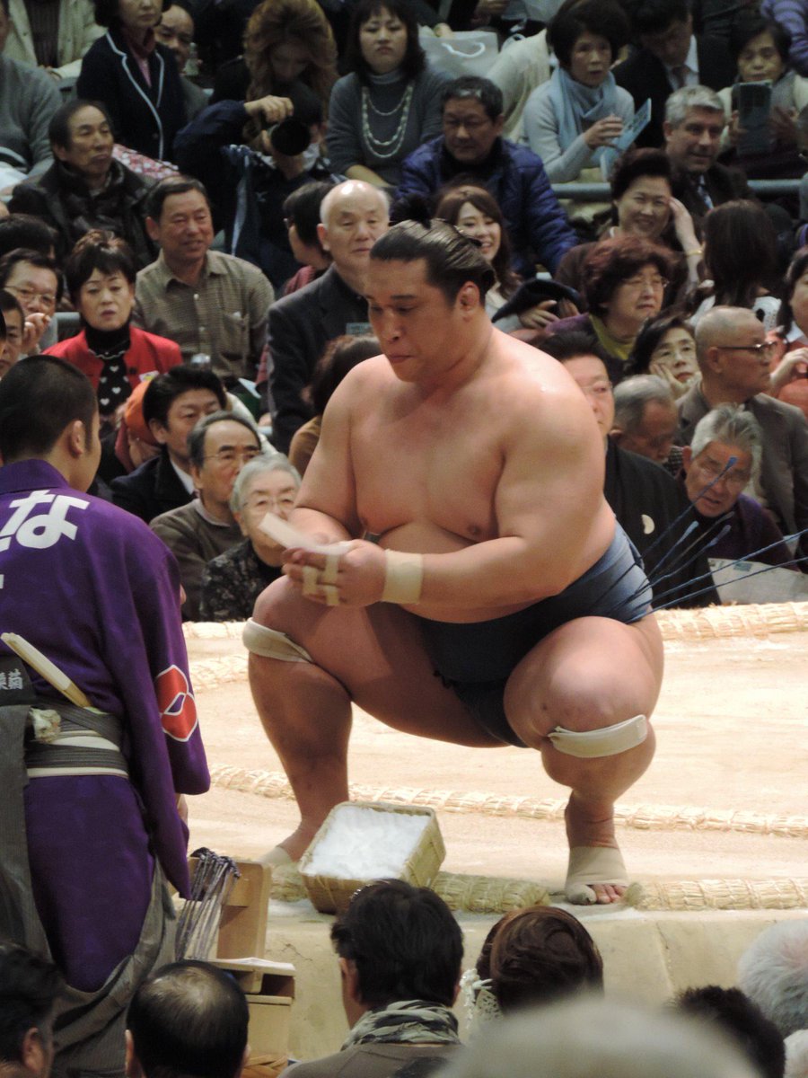 大相撲名鑑 力水を受ける時は片膝を立てるのが正しい所作だと 以前相撲中継で聞いたことがあります 去年の大阪場所で撮ったのがありました Sumo Http T Co Hovgizq9ti