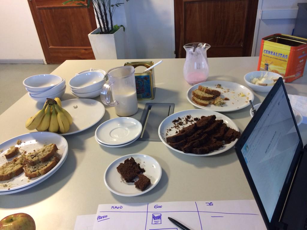 laurapaonessa's tweet photo. Con @CaroRaspo tenemos una nueva oficina! #MiniHackaton http://t.co/Wx8JfM2k3a