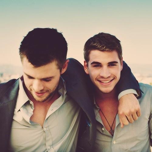 MOVIEMEMORlES's tweet photo. Franco &amp; Hemsworth Brothers 😍😍😍 http://t.co/wdjDivBvWO