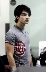 JonasDaydreamer's tweet photo. #ReactionPicture What ?! :) @joejonas http://t.co/utxX3c6V0z