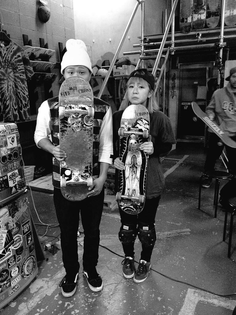 R1n881solidsurf's tweet image. 実はデッキお揃いやねんw

fivecross乗って頑張ってます☺︎

妹みたいなサルさん🗿

#fivecross #playモデル