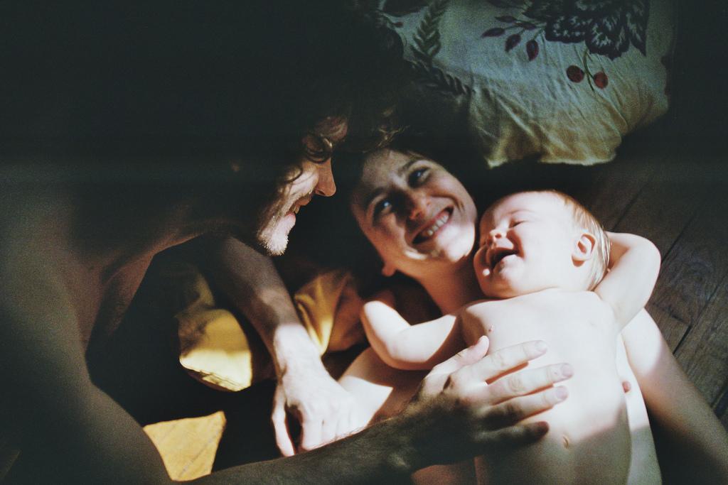 memobaby_'s tweet photo. La #famille, immortalisée par le regard intimiste de la #photographe @maudchalard <3 http://t.co/HFfL9oCUTs