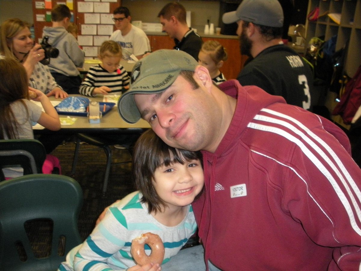 Great turn out for our Kindergarten Donuts w/Daddy!