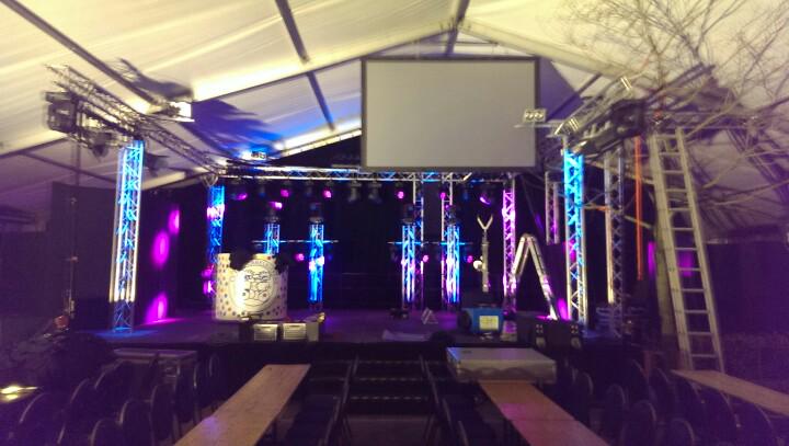 Tent 1 is klaar voor morgen. Gemeentegala Harbrinkhoek voor <a href="/DeDubbelkiekers/">De Dubbelkiekers</a> morgen bouwen in Beckum voor tent 2.