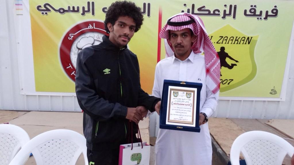 zakkan_team's tweet photo. سعود الحويماني لحظة تكريمه للاعب مصعب العلي http://t.co/kSA4qfm1vP