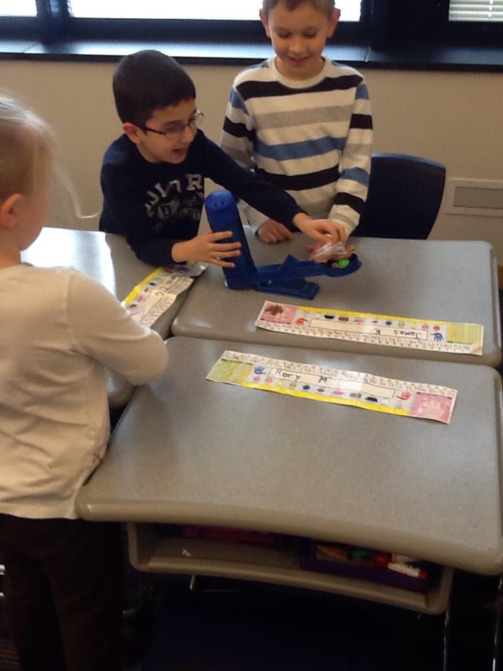 Conroy1stGrade's tweet photo. Students enjoyed exploring the weight of object today by using balances! 🔬📓✏️ http://t.co/TBO421aeZj