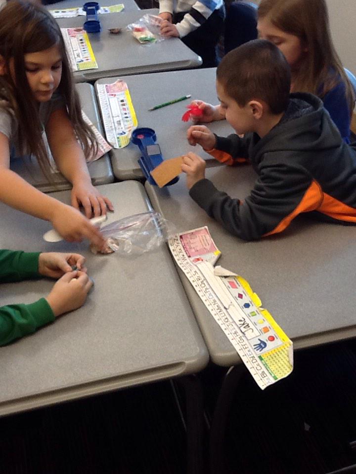 Conroy1stGrade's tweet photo. Students enjoyed exploring the weight of object today by using balances! 🔬📓✏️ http://t.co/TBO421aeZj