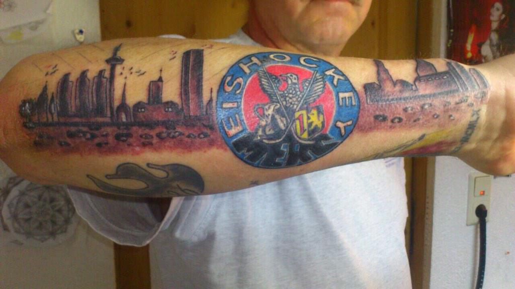 hellerchen7's tweet photo. #adlersocialwall
Auf gehts Mannheim: Kämpfen und Siegen!!! (mit Papas neuem Tattoo) http://t.co/g0jyl7sDYL