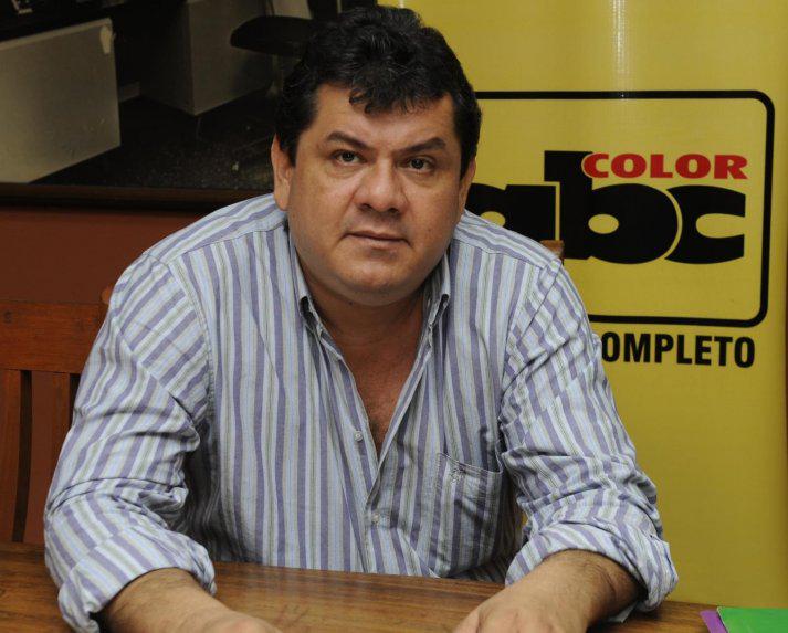 ABCDigital's tweet photo. [FIN DE SEMANA] "Corrupción en familia"  http://t.co/vNuhCLxneN http://t.co/WcSJvoQfsN