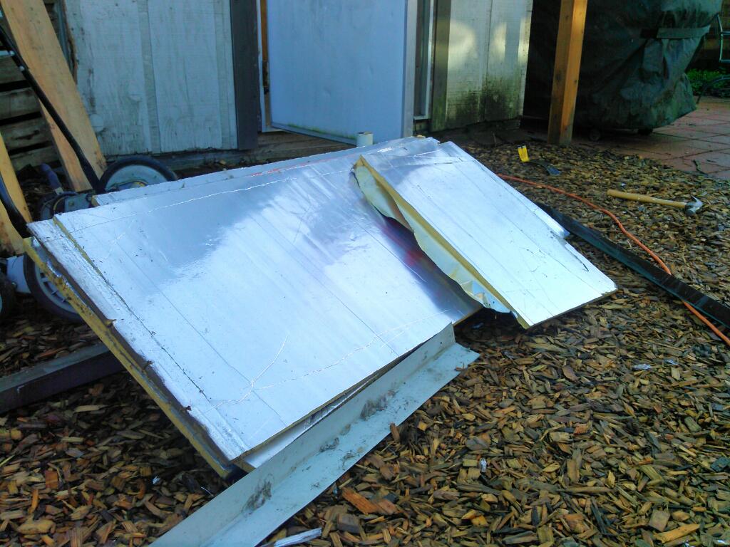 PrudentMedia's tweet photo. Anyone else think this reflective insulation would make a perfect solar oven? #recycleFriday http://t.co/fjarOzjU04