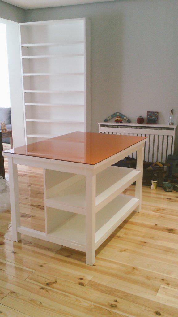 Reyes_Espada's tweet photo. Mesa, cubreradiador y librería, lacado blanco, fabricado en nuestro taller, instalado hoy http://t.co/9zYdAO1c0J