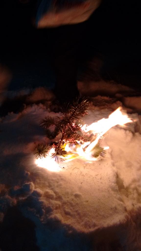 acdavid88's tweet photo. En Andorra tambè rendim honors a la #Foguera de Sant Antoni. @vicio_knls @marktinta @lokuraibanyez jajajajjajjja http://t.co/0ypCjt4Wwv