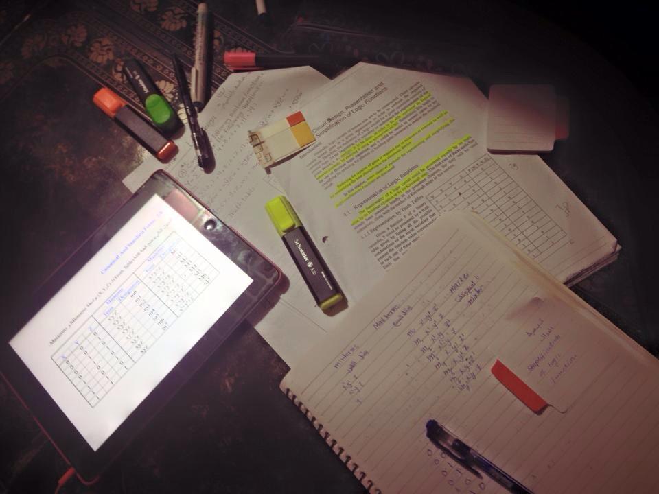 SalwaHariz's tweet image. سهران معاك الليله ..... 😩 #LogicDesign