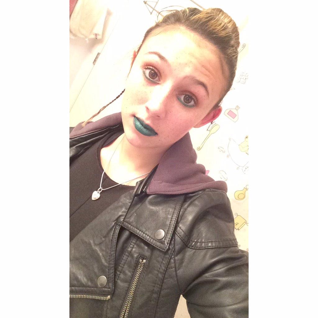 svmmertm's tweet image. when your boyfriend doesn&apos;t want to kiss you because you have green lipstick on. #colorguardproblems