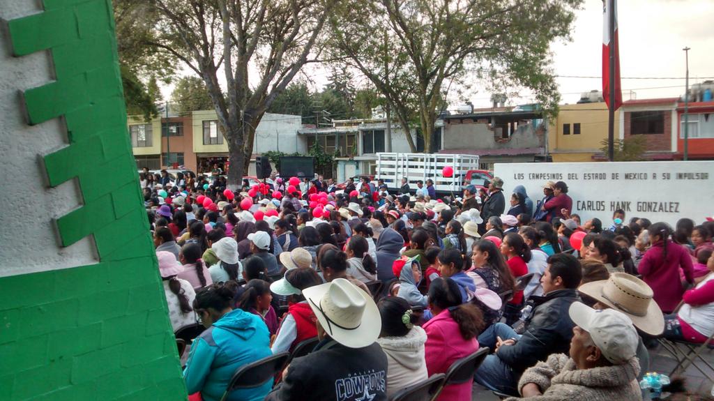 UGRCNEM's tweet photo. Entrega de Nombramientos CNC Toluca @eruviel_avila  #FuerzaCNC http://t.co/5v7j8MUMk7
