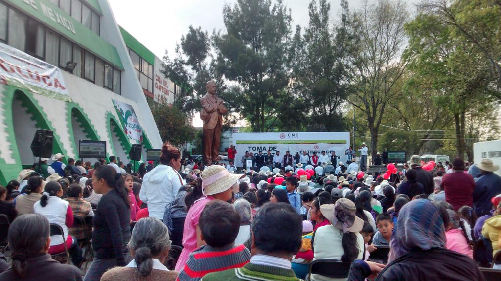UGRCNEM's tweet photo. Entrega de Nombramientos CNC Toluca @eruviel_avila  #FuerzaCNC http://t.co/5v7j8MUMk7