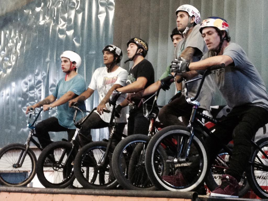 Oscar_Espana_B's tweet photo. La fiesta riders en Punta Arenas @Danieldhers #australcontest horas previas del BMX mundial en Magallanes @CamiGoddy http://t.co/EYobR3F7E9