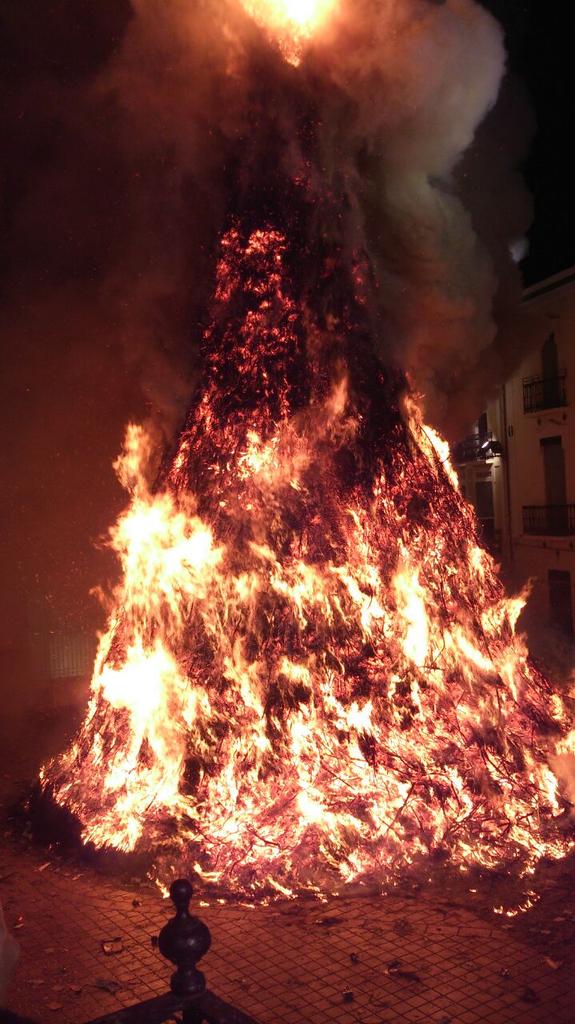 <a href="/PSPV_CANALS/">Socialistes Canals</a> la nostra impresionant foguera!!!