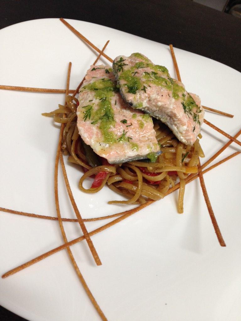 Salmón al eneldo con tallarines de verduras en salsa de soja... Woowwww!!! #RestauranteMontemayor #Arahal