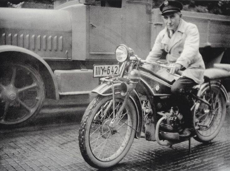 BMWMotorrad_Mx's tweet photo. Da RT si sabías que BMW Motorrad cuenta con más de 90 años de historia y pasión por las motocicletas 
#BMWMotorradMX http://t.co/H1E4rGc4zx