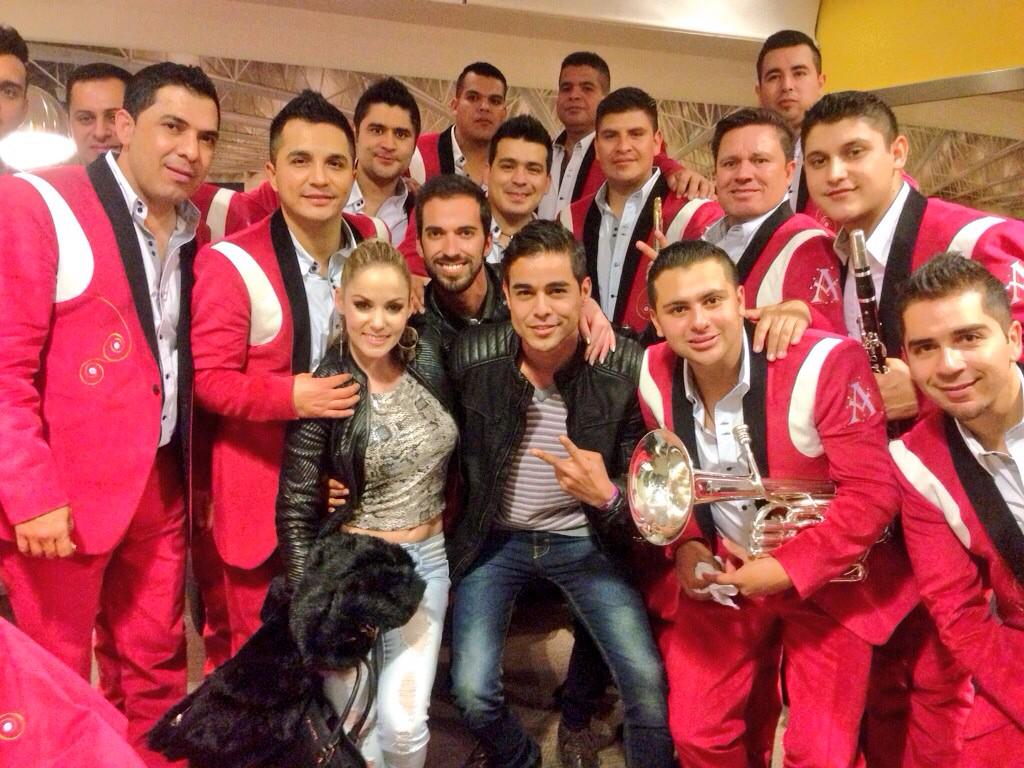 CESDIM's tweet image. Noche de banda con la @Arrolladora en el @AuditorioMx tipazos..caray ps como no sí son del nortii @MelissaLeonB