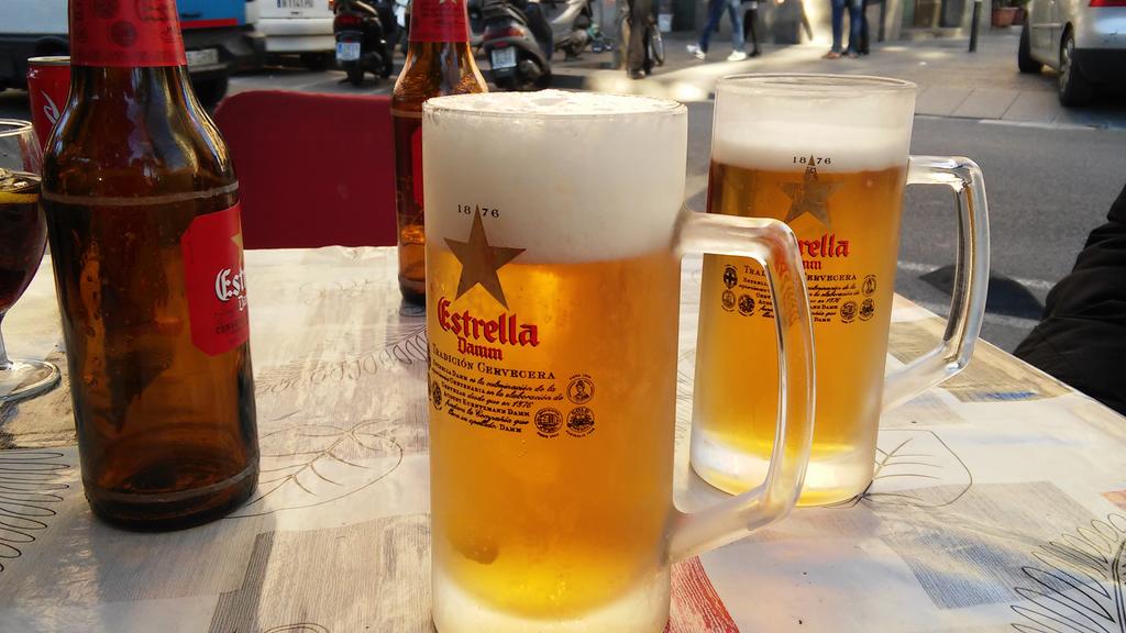 1Eurillo's tweet photo. Una #birra #cerveza por #Barcelona mmmmm #ViernesDe #dondesalir #1eurillo #barato #biendeprecio http://t.co/xbCXLSkyno