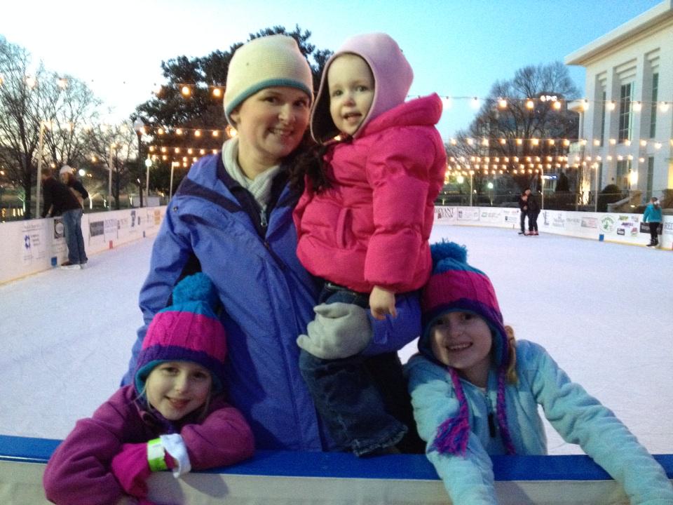 WillSpink's tweet photo. 4 cute ice skaters! #downtownHSV #firsttimeonice #daddyintennisshoes http://t.co/XU0qA2j5nv