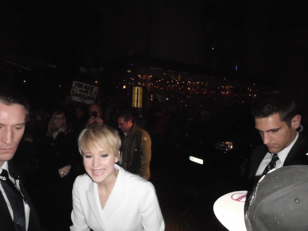 NEW/old fan pic of Jennifer Lawrence at the CF premiere in Berlin (via <a href="/j_lawperfection/">j_lawperfection</a>) the-jlawrence.livejournal.com/1142712.html